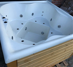 Crystal Spas Bistro 4 150x150x100cm, 8 hónapot használt, ÚJ GARANCIÁVAL!