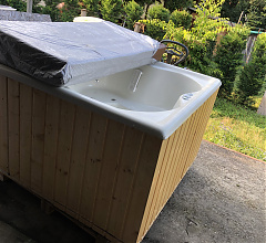 Crystal Spas Bistro 4 150x150x100cm, 8 hónapot használt, ÚJ GARANCIÁVAL!